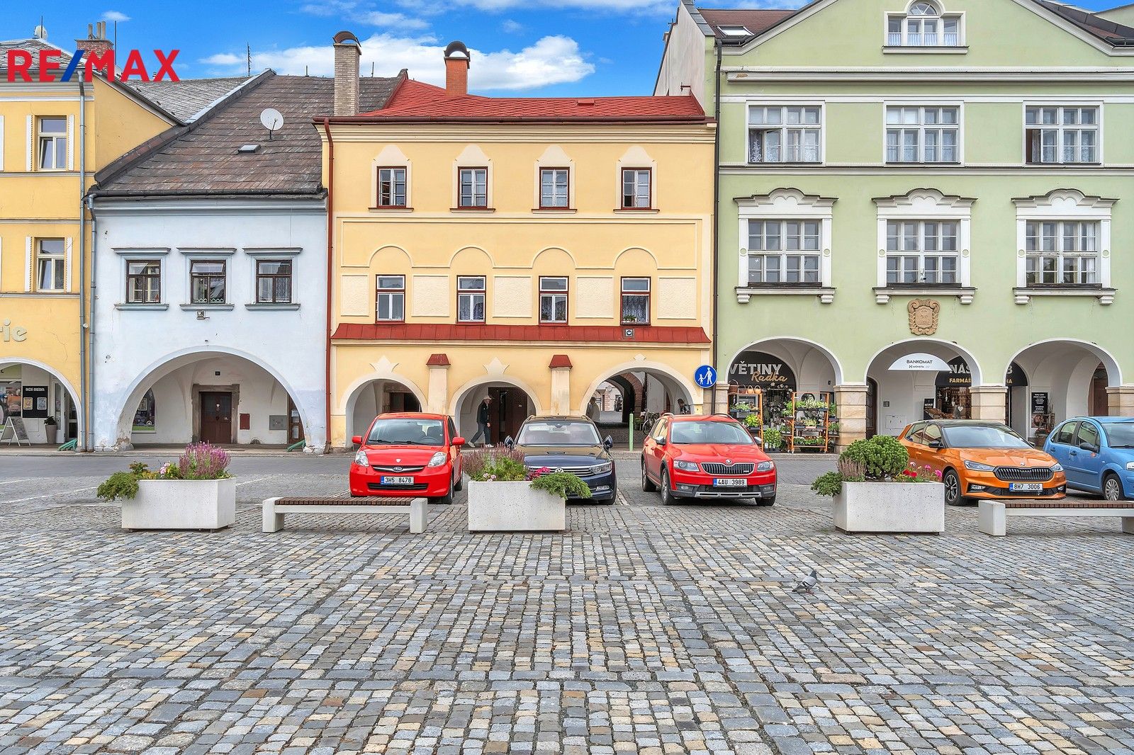 Činžovní domy, Náměstí, Hostinné, 420 m²